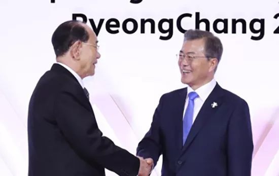 ▲2月10日,韩国总统文在寅在青瓦台会见朝鲜最高人民会议常任委员会委员长金永南。图片来自新华社