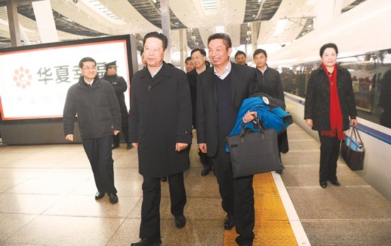全国政协十三届一次会议前夕,住皖全国政协委员抵达北京,向大会报到。记者 吴文兵 摄