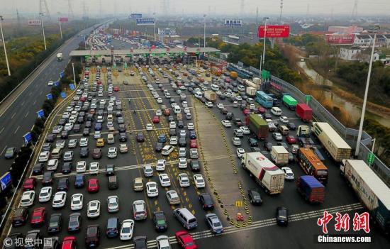 资料图:春节前的高速公路。 金汉昕 摄 图片来源:视觉中国