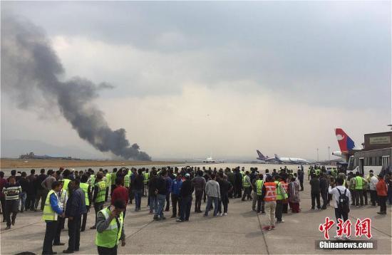 孟加拉国US-Bangla航空公司一架飞机3月12日下午在尼泊尔加德满都特里布万国际机场跑道附近坠毁。图为坠机现场。中新社记者 钟欣 摄