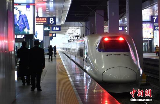 12月6日，重庆发往西安的首班动车组D4281次上午8：20正式发车。 中新社记者 陈超 摄