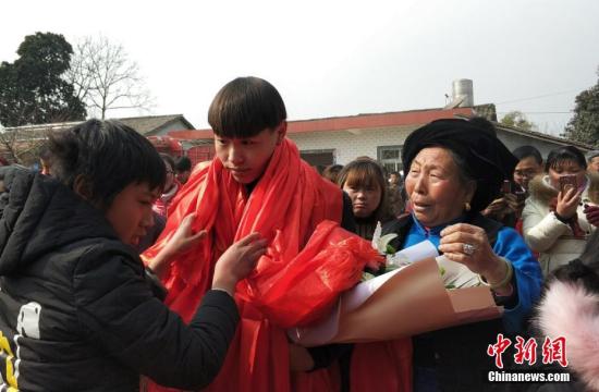 资料图:被拐少年终与家人团聚。 王海波 摄