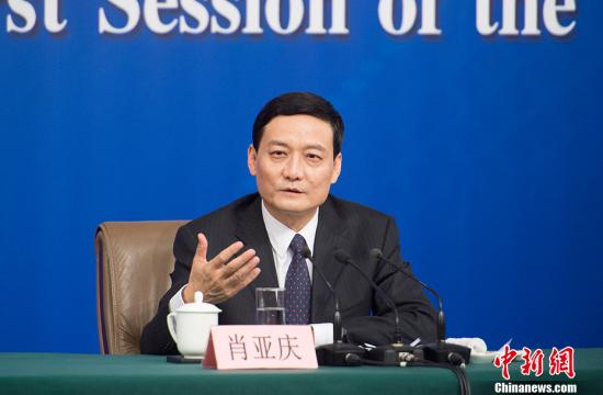 十三届全国人大一次会议新闻中心于3月10日15时举行记者会,国务院国资委主任肖亚庆,副秘书长、新闻发言人彭华岗就“国有企业改革发展”相关问题回答记者提问。图为国务院国资委主任肖亚庆。 中新社记者 李卿 摄