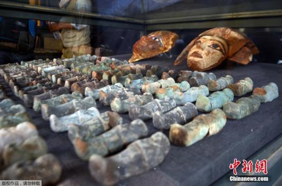 当地时间2017年12月9日,埃及考古人员在尼罗河西岸的德拉阿布纳加(Draa Abul Naga)墓穴群中新发现Kampp 150墓穴和Kampp 161墓穴,木乃伊、古埃及木制葬礼面具和小雕像,以及古埃及女神伊西斯(Isis)的木质雕像等多种文物出土。