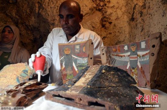 当地时间2017年12月9日,埃及考古人员在尼罗河西岸的德拉阿布纳加(Draa Abul Naga)墓穴群中新发现Kampp 150墓穴和Kampp 161墓穴,木乃伊、古埃及木制葬礼面具和小雕像,以及古埃及女神伊西斯(Isis)的木质雕像等多种文物出土。