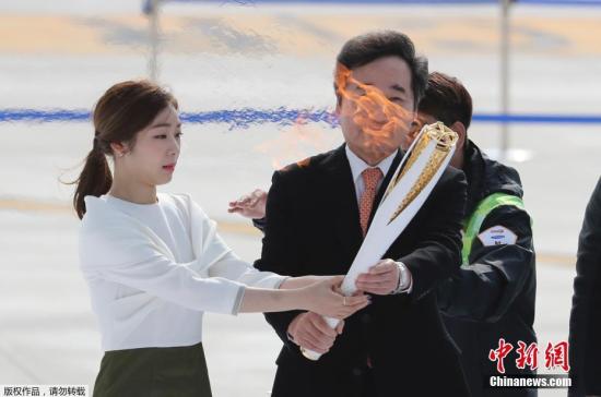 韩国总理李洛渊(右)、平昌冬奥宣传大使金妍儿(左)手持圣火。