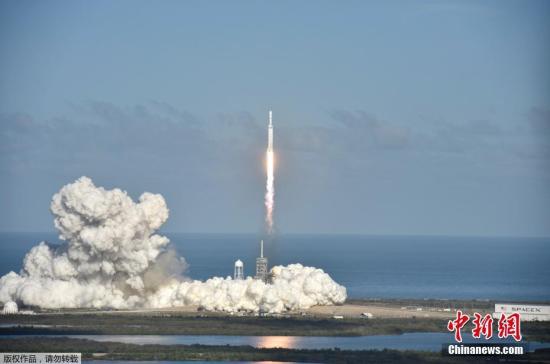 当地时间2月6日，太空探索公司SpaceX试射的“猎鹰重型”火箭发射升空。