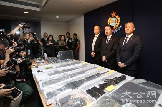 香港警方在记者会上展示行动中检获的证物，包括仿制枪械，制作炸弹工具及原料（图源：大公网）