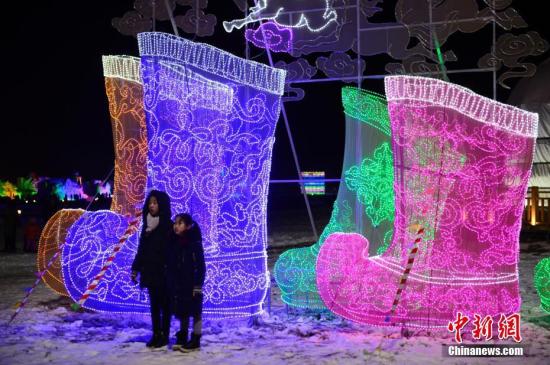 内蒙古呼和浩特首届呼和塔拉冰雪旅游文化节开幕,冰雕、雪雕、LED花灯纷纷亮相。中新社记者 刘文华 摄