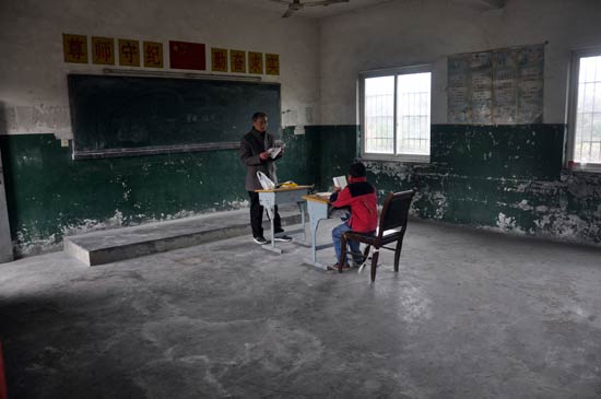 2017年11月20日，江西九江，虽然只有一个学生，教学依然很正规。视觉中国供图