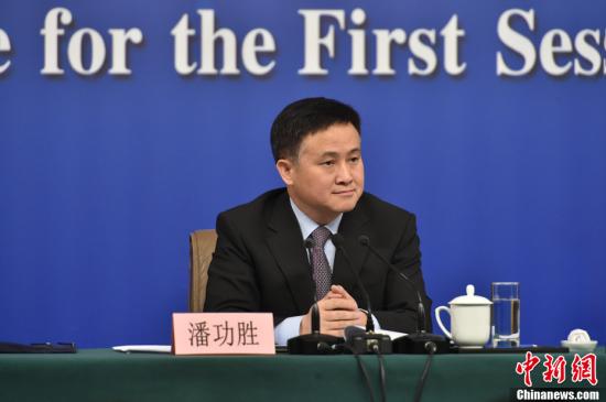 十三届全国人大一次会议新闻中心于3月9日上午10时在梅地亚中心多功能厅举行记者会,邀请中国人民银行行长周小川,副行长易纲,副行长、国家外汇管理局局长潘功胜就“金融改革与发展”相关问题回答记者提问。中新社记者 李卿 摄