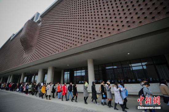 资料图:大学生参加应聘会。中新社记者 佟郁 摄