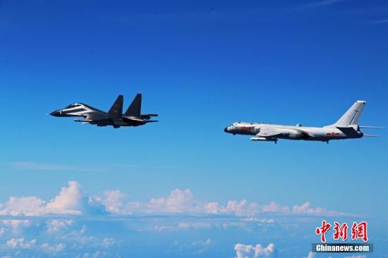 资料图:中国空军轰-6k、苏-30战机赴西太平洋训练。中新社发 邵晶 摄