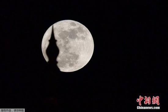 12月3日,“超级月亮”在全球各地升起。据介绍,这次的“超级月亮”不仅是今年最大的满月,也是近80年来的第八大满月。由于月球以椭圆形轨道绕行地球,月球和地球间的距离不断变化,因此满月发生时月亮离地球越近,人们看到的满月也就越大。图为在阿联酋阿布扎比谢赫扎耶德大清真寺旁升起的“超级月亮”。