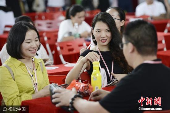 资料图：相亲大会上，男女嘉宾在相互交流。 图片来源：视觉中国