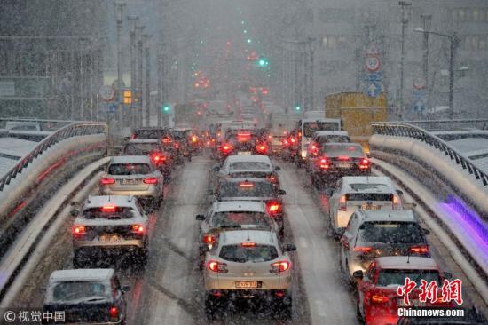 当地时间12月11日，比利时布鲁塞尔，冷空气横扫比利时，全国多地降雪，致交通堵塞。图片来源：视觉中国