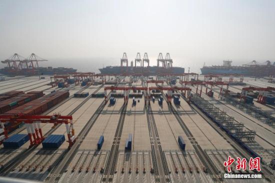 资料图：12月10日，全球最大自动化码头上海洋山港四期开港试运营。中新社记者 张亨伟 摄