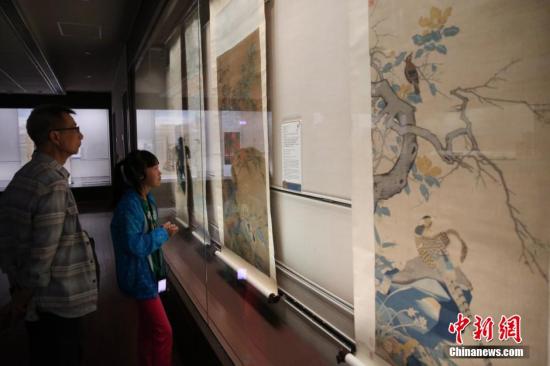 资料图:民众在台北故宫博物院内参观。中新社发 陈小愿 摄