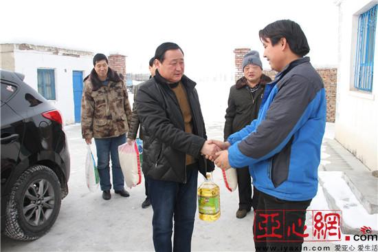 新疆第七师一三0团入户干部积极行动开展民族