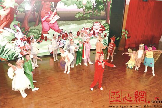 新疆库尔勒市:十所学校小学生表演英语小话剧