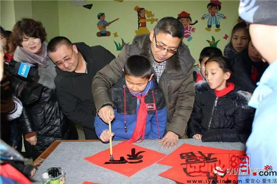 新疆呼图壁县第五中学与哈拉坝小学开展联谊活