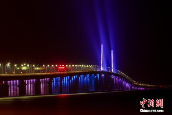 港珠澳大桥成热门景点 乘船游报名游客络绎不绝