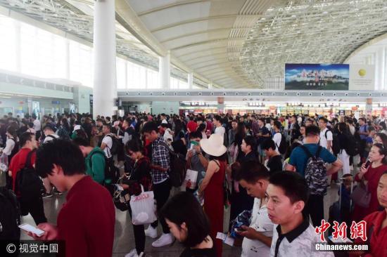 资料图:旅客在机场候机。 蒙钟德 摄 图片来源:视觉中国