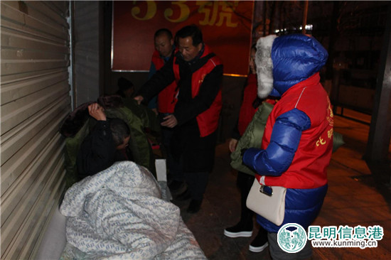 昆明之美寒冬夜为流浪者送温暖 驱赶冬日寒冷
