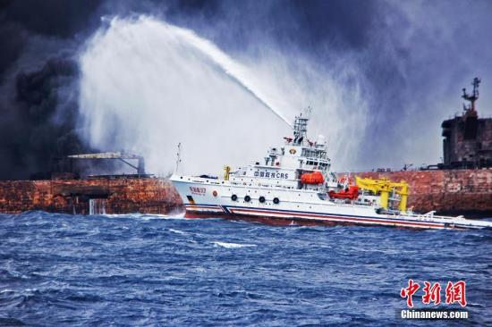 “东海救117”轮向“桑吉”轮喷射泡沫降温灭火。1月6日19:51时左右,巴拿马籍油船“桑吉”轮与中国香港籍散货船“长峰水晶”轮在长江口以东约160海里处发生碰撞。中新社发 上海海上搜救中心供图