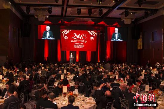 当地时间1月17日,美国中国总商会在纽约举办庆祝农历新年晚宴,中国驻美大使崔天凯出席晚宴并致辞。<a target='_blank' href='http://www.chinanews.com/'>中新社</a>记者 廖攀 摄