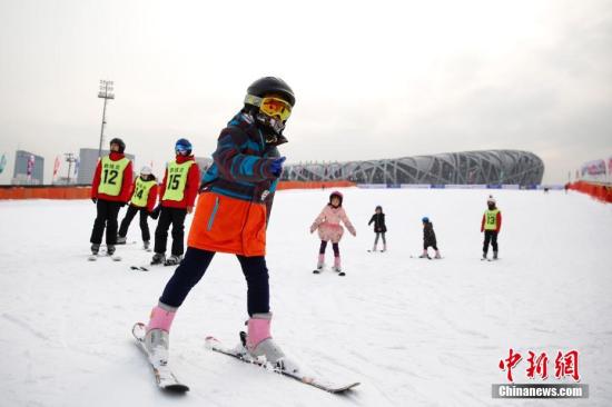 资料图:一群少年参加冰雪项目。中新社记者 韩海丹 摄