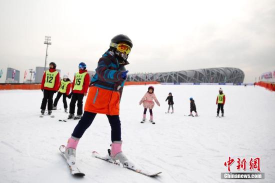 中国新闻网:7部门:大力发展青少年足球运动 推动冰雪运动普及