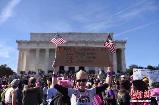 当地时间1月20日，美国总统特朗普就职一周年之际，美国首都华盛顿举行女性大游行。图为在林肯纪念堂前参与集会的民众。 中新社记者 邓敏 摄