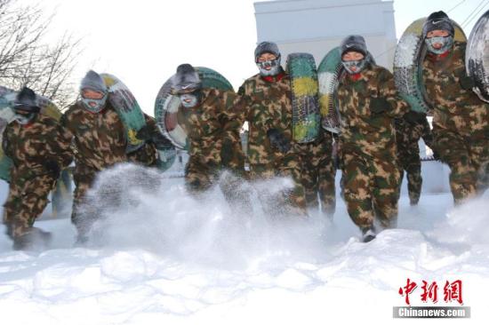 资料图:新兵雪地抱轮胎奔跑。 王友波 摄