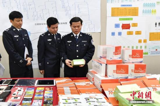 资料图:警方展新型网络传销团伙作案物品。<a target='_blank' href='http://www.chinanews.com/'>中新社</a>记者 陈骥旻 摄