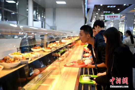 资料图:高校食堂。中新社记者 韩苏原 摄