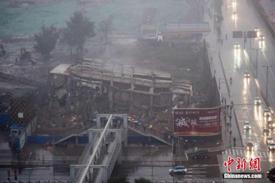 资料图：太原闹市违建烂尾十余年被爆破拆除。中新社记者 韦亮 摄建设行为的，严肃追究责任。