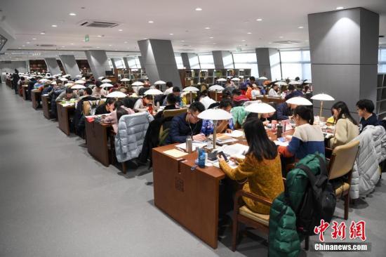 资料图:大学生在图书馆自习室内学习。武俊杰 摄