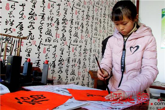 新疆裕民县:孩子们写春联 迎新年 送祝福|书法|