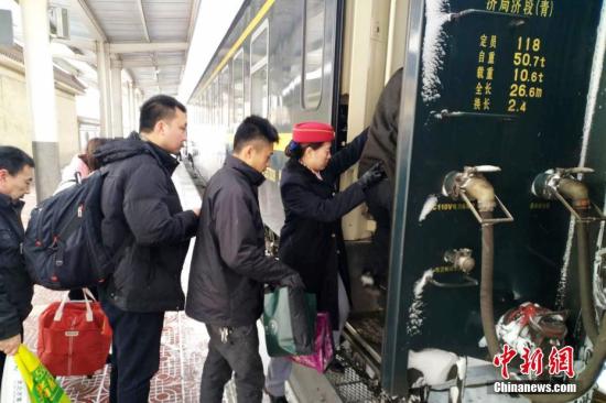 资料图:列车员在帮助旅客上下车。中新社发 俞方平 摄 图片来源:CNSPHOTO