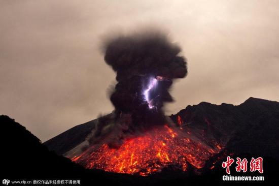 资料图：2015年3月16日，日本九州岛，德国摄影师马克·斯格瑞特（Marc Szeglat）拍摄的高度活跃的樱岛火山令人难以置信的画面。斯格瑞特捕捉到罕见的火山闪电现象和爆炸性冲击波席卷天空的壮观景象。 图片来源：CFP视觉中国
