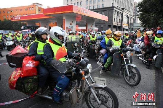 资料图:2月6日清晨,数百辆外来务工者集体骑摩托车从中国石油福建晋江荆山加油站一起出发返乡过年,成为春运的一道别样风景线。 王东明 摄