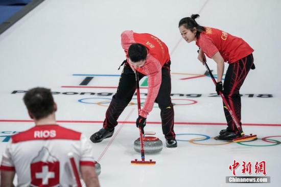 2月8日,中国代表团平昌冬奥会首战亮相冰壶混双,该项目为本届冬奥会的新增项目。中国组合王芮/巴德鑫迎战2017年世锦赛冠军瑞士队,双方苦战8局后打成平手,最后的加时赛里中国队以2分遗憾告负,双方最终比分为5比7。<a target='_blank' href='http://www.chinanews.com/'>中新社</a>记者 崔楠 摄