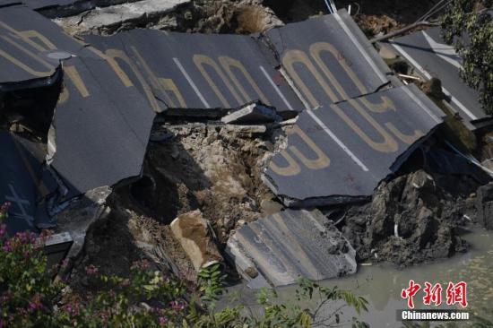广东佛山地铁工地坍塌8人遇难:路面陷成大水池