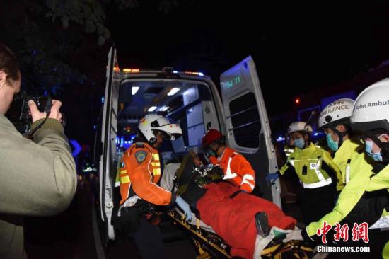 2月10日傍晚,香港大埔公路近松仔园附近,发生导致最少19人死亡的严重交通意外。一辆双层九巴失事侧翻。警方说,17男2女在现场证实死亡,几十人受伤。大批警察和消防员将巴士的车顶割开,救出伤者。中新社记者 麦尚旻 摄