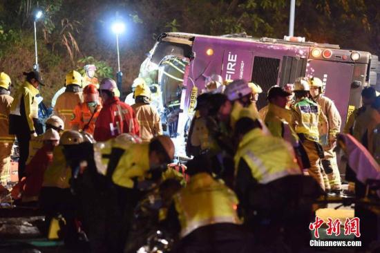 2月10日傍晚,香港大埔公路近松仔园附近,发生导致最少19人死亡的严重交通意外。一辆双层九巴失事侧翻。中新社记者 麦尚旻 摄