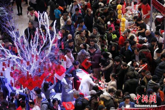 当地时间2月11日,加拿大第二大城市蒙特利尔举行欢乐春节庙会。图为庙会现场人头攒动,热闹非常。这是蒙城连续第二年在农历新年前夕由华人社区联合举办欢乐春节庙会。参与筹办庙会的侨团由第一届的70多个增至本届的近百个。<a target='_blank' href='http://www.chinanews.com/'>中新社</a>记者 余瑞冬 摄