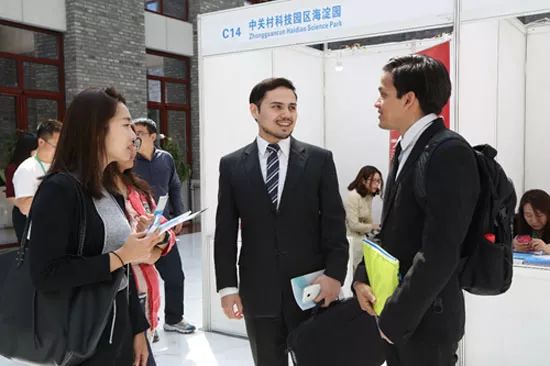 ▲第三届来华留学人才招聘会现场(教育部留学服务中心)