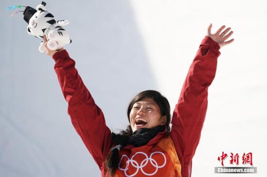 当地时间2月13日上午,平昌冬奥会单板滑雪女子U型池决赛结束全部争夺,中国选手刘佳宇以89.75分获得亚军。中新社记者 崔楠 摄