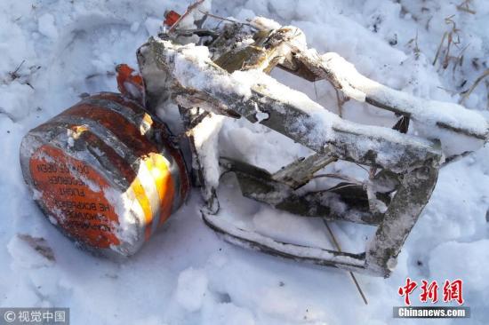 当地时间2月12日,总部设在莫斯科的国家间航空委员会发布消息称,失事的安148客机2个黑匣子均被找到,专家已开始对其进行解读。图为在莫斯科郊区坠机地点找到的安-148客机的飞行记录仪。 图片来源:视觉中国 俄客机失事或因空速管结冰 搜寻范围将再扩大